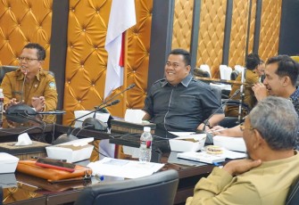 Bupati Bintan, Roby Kurniawan saat Rapat Forum Komunikasi Kepentingan Utama Semester II bersama Jajaran BPJS Kesehatan di Ruang Rapat 2 Kantor Bupati Bintan, Selasa (12/9) siang 