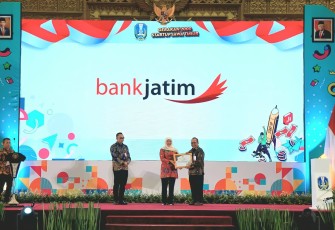 Bank Jatim saat Terima Penghargaan Gubernur Khofifah
