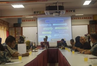 Hari kedua berada di Negara Malaysia, rombongan studi banding yang terdiri dari 45 siswa, 30 guru dan pengawas berprestasi dari Kabupaten Pasaman Barat, Kamis (14/12) mengunjungi SMK Dusun Nanding Malaysia yang merupakan sekolah terbesar di negara tersebut