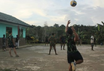 Ada Apa Sekelompok Pemuda Datangi Satgas Yonif 143/TWEJ