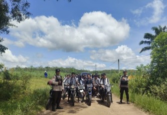 Anggota Polsek Belitang Tiga saat Patroli