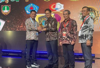 Sekda Kota Bitung saat menerima penghargaan UHC 2023