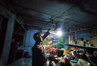 Petugas saat menunjukkan lampu tempat korseleting listrik