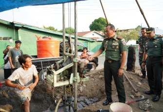 Pangdam XIV/Hasanuddin Mayjen TNI Dr. Totok Imam Santoso, S.I.P., S.Sos., M.Tr. (Han) secara langsung mengecek pembuatan sumur bor di salah satu titik yang berada di wilayah Kodim 1408/Makassar tepatnya di Asrama Militer Mattoanging dengan tujuan melihat langsung progres pembuatan yang saat ini sementara berjalan