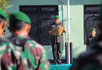 Dandim 0806/Trenggalek Letkol Czi Yudo Aji Susanto, S.Sos.,M.A., memimpin upacara memperingati Hari Juang TNI AD ke-78 di lapangan Makodim 0806/Trenggalek. Dengan tema "TNI AD Bersama Rakyat Bersatu Dengan Alam Untuk NKRI," acara ini menjadi panggung amanat Kepala Staf Angkatan Darat (KASAD) Jenderal TNI Maruli Simanjuntak, pada Jumat, 15 Desember 2023