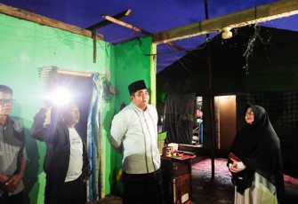 Bupati Roby Kunjungi Warga Terdampak Puting Beliung di Bintan Buyu
