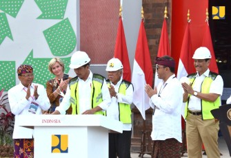 Presiden Jokowi saat Resmikan TPST Kota Denpasar yang meliputi TPST Kesiman Kertalangu, TPST Padang Sambian, dan TPST Tahura Ngurah Rai, di TPST Kesiman Kertalangu, Senin (13/3).