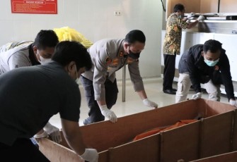 Jenazah Pasutri Asal Lampung saat akan dibawa pihak keluarganya