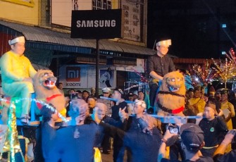 Bupati Bintan beserta wakil bupati Bintan saat naik di punggung singa