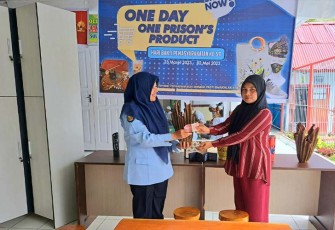 Warga Binaan Pemasyarakatan (WBP) memperkenalkan program One Day One Prison's Product di Lapas Suliki.