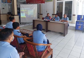 Kadivmin Kanwil Kemenkumham Sumbar, Ramelan Suprihadi, memberi penguatan pembangunan Zona Integritas dan pendampingan penerapan pelayanan publik di Lapas Kelas III Suliki.
