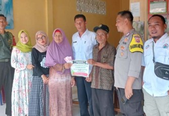 Pemdes Tanjung Bunga saat Salurkan BLT-DD ke 19 KPM Triwulan Pertama