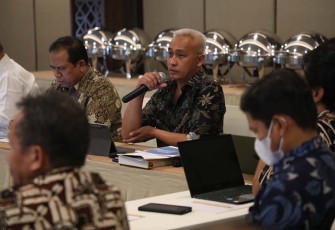 Direktur Badan Usaha SPAM Batam, Denny Tondano saat rapat, Rabu (29/3/2023).