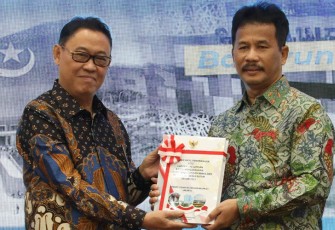 Anggota V BPK RI, Ahmadi Noor Supit kepada Kepala BP Batam, Muhammad Rudi di Balairungsari BP Batam, Selasa (18/7/23).