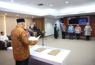 Anggota Bidang Administrasi dan Keuangan Wahjoe Triwidijo Koentjoro (batik coklat) memberikan ucapan selamat kepada Ponco Subekti Direktur Infrastruktur Kawasan usai dilantik Kamis, 16 Maret 2023.
