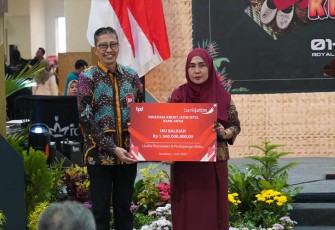 Penyerahan Kredit Jatim Ritel dilakukan langsung oleh Direktur Utama Bank Jatim Busrul Iman kepada Balkiah sebesar Rp 1,5 miliar dan disaksikan oleh Gubernur Jawa Timur Khofifah Indar Parawansa.
