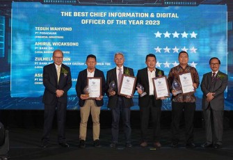 Penyerahan Penghargaan di Ballroom Hotel Mulia Senayan Jakarta Pusat kepada Direktur IT & Digital Bank Jatim, Zulhelfi Abidin, Rabu malam (29/3).