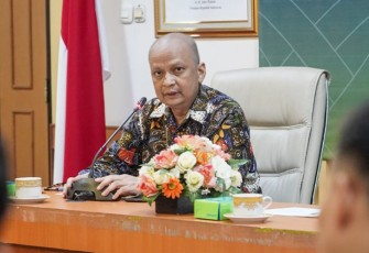 Deputi Bidang Usaha Mikro KemenkopUKM Yulius secara daring pada acara Peningkatan Digitalisasi Teknologi Produktivitas dan Mutu Usaha Mikro dengan sehat dan penuh kebaikan, di Kabupaten Wonosobo, Jawa Tengah, Rabu (1/3). 