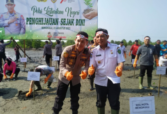 Wawali Ikut Tanam 2000 Bibit Mangrove di Teluk Sepang 