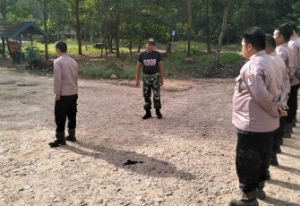 Serka Mursidi saat melatih PBB security di wilayah binaan