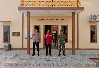 Danramil 04/Sangasanga Kapten Inf Priyanto saat apel gabungan PAM tahun baru