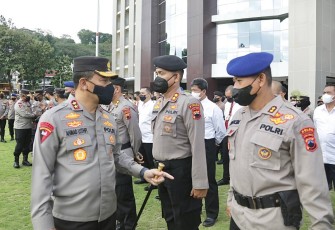 Kapolda Jateng Irjen Pol Ahmad Luthfi saat memberikan instruksi anggotanya, Senin (2/1)