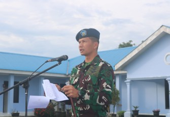 Danlanud Sugiri Sukani Letkol Pnb Supardo Butarbutar saat membacakan amanat Kasau, Majalengka, Senin (2/1)