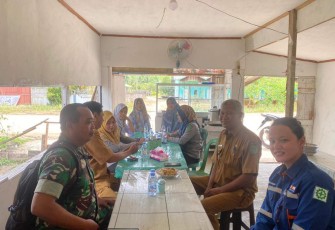 Serka Parsudi saat komsos bersama aparat kelurahan pendingin