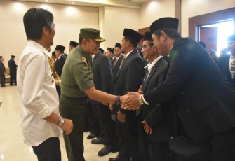 Dandim 0803/Madiun Letkol Inf Meina Helmi saat memberikan selamat pelantikan PPK