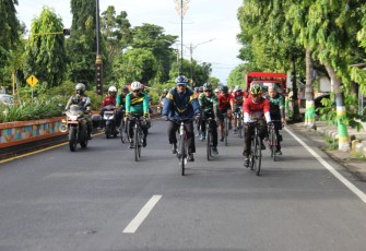 Dandim 0803/Madiun Letkol Inf Meina Helmi gowes bersama Danrem 081/DSJ