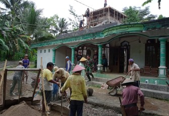 Gotong-royong perbaiki sarana ibadah