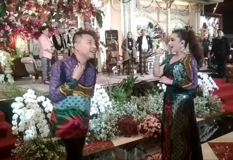 Anang dan Ashanty tampil duet pada acara resepsi pernikahan Ilyas Akbar Almadani dan Putri Rifqi Marindatama, di Gedung Kebudayaan Kabupaten Karanganyar, Sabtu (7/1/2022).