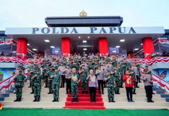 Panglima TNI Laksamana Yudo Margono foto bersama Kapolri dan Kepala Staf AD, AL, AU dalam peresmian gedung baru Polda Papua, Minggu (8/1)