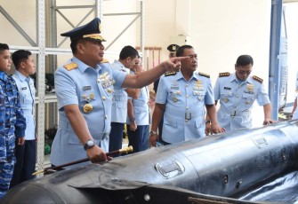 Dankoharmatau Marsda TNI Bambang Triono saat mengunjungi fasilitas Depohar 70 Bandung, Senin (9/1)