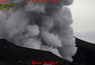 Tingginya intensitas erupsi Gunung Marapi yang terjadi semenjak dua hari kemarin.