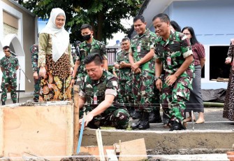 Dankoharmatau Marsda TNI Bambang Triono saat peletakan batu pertama pembangunan joglo Koharmatau di Bandung, Selasa (10/1)