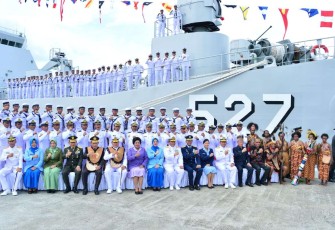 Kasal Laksamana TNI Muhammad Ali saat foto bersama background KRI Teluk Wondama - 527