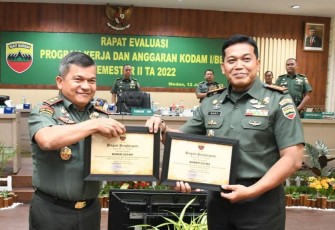 Danrem 023 KS Kolonel Inf Dodi Triwinarto saat menerima penghargaan Pangdam I/BB Mayjen TNI Achmad Daniel Chardin sebagai Satker Terbaik jajaran Kodam I/BB, Kamis (12/1)