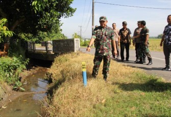 Dandim 0803/Madiun Letkol Inf Meina Helmi saat meninjau lokasi karya bakti desa Garon, Kamis (12/1)