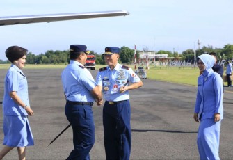 Danlanud Iswahjudi Marsekal Pertama TNI Irwan Pramuda saat menyambut Pangkoopsud II Marsda TNI Widyargo Ikoputra, Kamis (12/1)