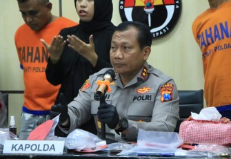 Kapolda Jatim Irjen Pol Toni Harmanto saat mberikan keterangan pers terkait kasus perampokan rumdin Walikota Blitar, Kamis (12/1)