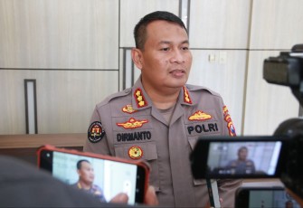 Kabid Humas Polda Jatim Kombes Dirmanto saat memberikan keterangan pers 
