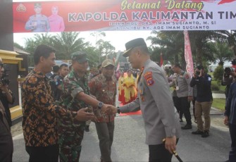 Dandim 0913/PPU Letkol Inf Arfan Arfandi saat menyambut Kapolda Kaltim