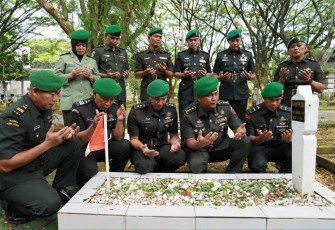 Ziarah dan Tabur Bunga di TMP Panaikang Kota Makassar 