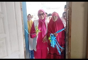 Pembina Kartini KSJ Dr Henny Ikhwan bersama Nek Jainun saat meresmikan rumah, Sabtu 14/1)