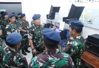 Dankoharmatau Marsda TNI Bambang Triono saat mengunjungi Depohar 40, Senin (16/1) 