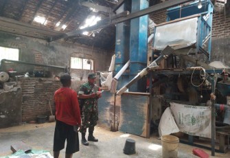 Pengecekan ketersediaan beras di penggilingan padi warga desa binaan