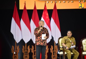 Menteri Basuki saat memberikan pemaparan,