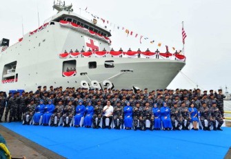 Kasal Laksamana TNI Muhammad Ali foto bersama berlatar KRI dr. Radjiman Wedyodiningrat-992, Surabaya, Kamis (19/1)