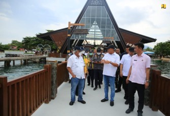 Menteri Basuki saat mendampingi presiden Jokowi dikawasan pantai Bunaken Sulawesi Utara, Jum'at (20/1)
